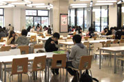 大学会館食堂(590席)